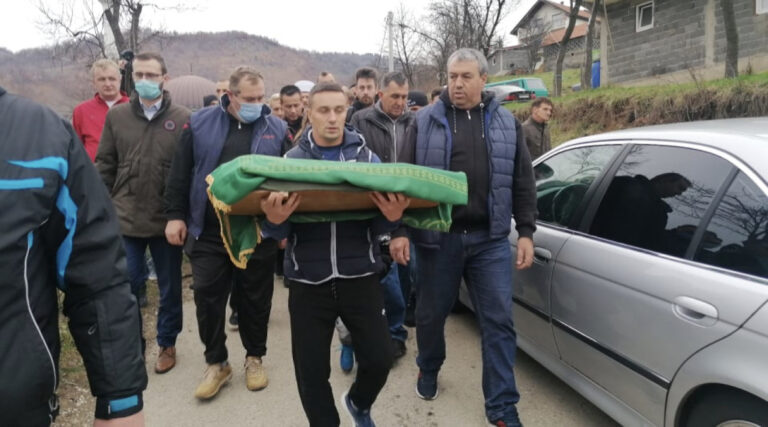 Veliki broj građana u Kaknju na dženazi Dženi Gadžun (FOTO)