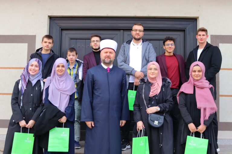 Muftija Dizdarević primio nove hafize sa područja Muftiluka zeničkog