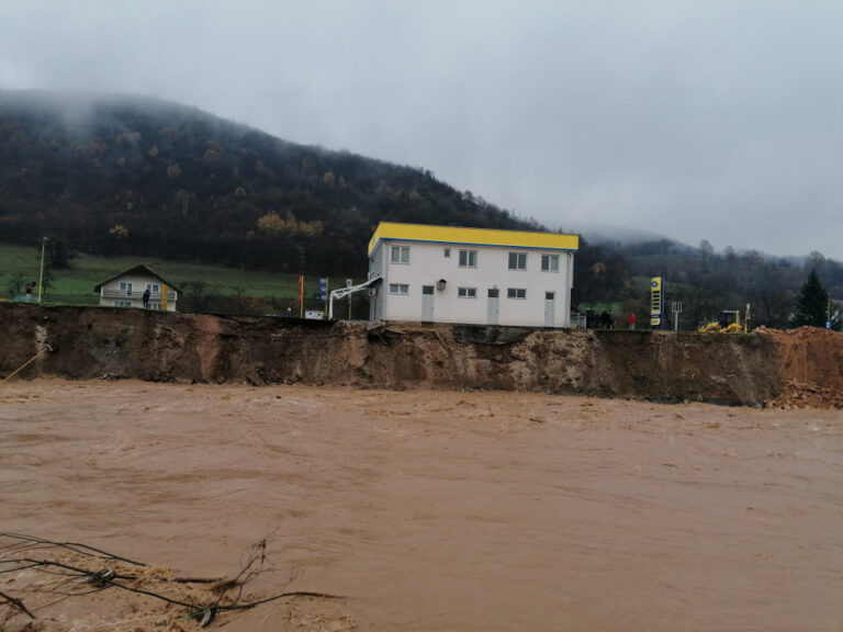 Evo u kakvom je stanju benzinska pumpa u Vojkovićima (VIDEO)