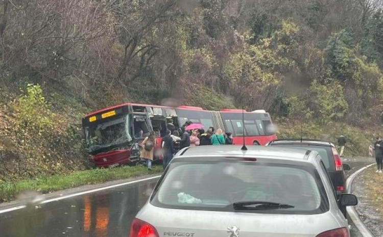 Prevrnuo se autobus, povrijeđeno 10 osoba