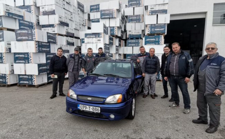 Radnici gračaničke firme sakupili novac i mladom kolegi kupili auto