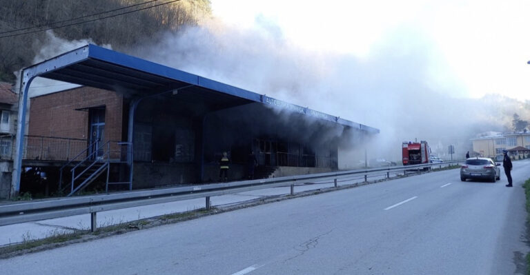 Izbio požar u napuštenoj autobuskoj stanici u Srebrenici