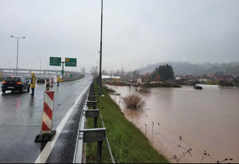 Poplavljen dio autoputa, zatvoren izlaz prema Sarajevu