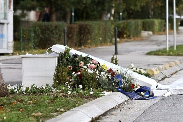 Jak vjetar u Sarajevu srušio i spomenik dvojici ubijenih policajaca