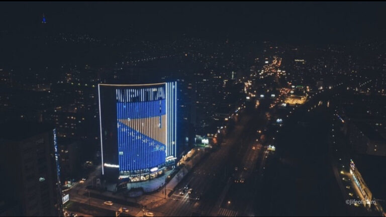 Capital Tower u Sarajevu osvijetljen u bojama zastave Bosne i Hercegovine