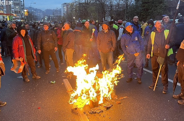 Rudari zapalili vatru ispred Vlade FBiH, griju se dok dočekuju noć na ulici