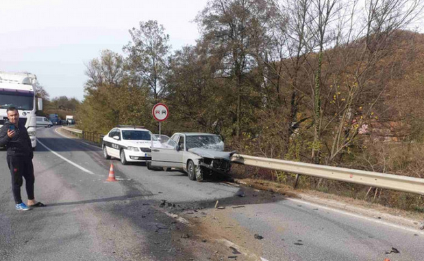 Težak udes u BiH: Jedna osoba povrijeđena, automobil smrskan