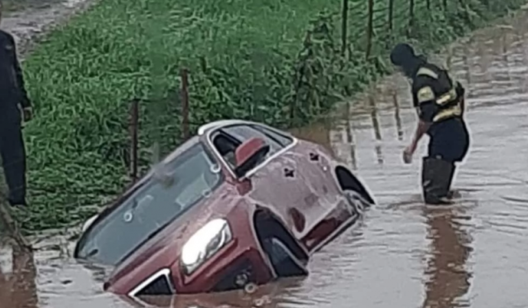 Voda skoro potopila automobil u blizini Visokog: Pogledajte snimak izvlačenja Audija, koji je ostao “zaglavljen” uslijed izlijevanja rijeke Bosne