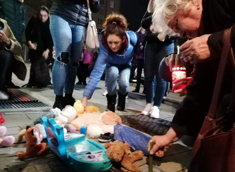 Emotivne fotografije s lica mjesta / Nakon smrti malene Džene Gadžun: Građani ispred klinike “Bejtović” ostavljaju igračke