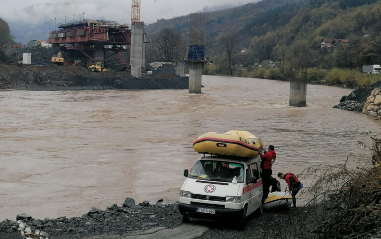 Potraga za radnicima okončana za danas: U češljanju Bosne učestvovalo sedam čamaca (VIDEO)