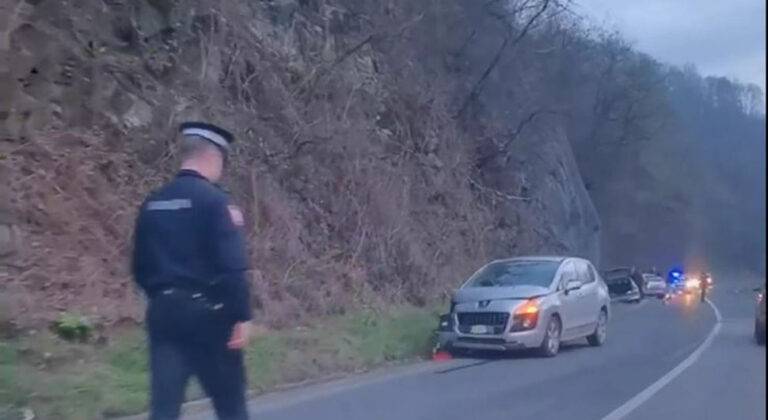 NESREĆA U BIH: Sletjela sa puta, momak stao da pomogne pa na njegov auto naletio drugi