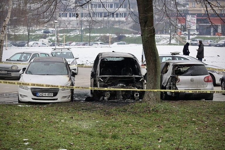 BiH: Jedan automobil izgorio, požar zahvatio još dva vozila