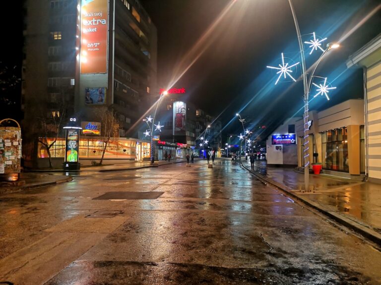 ZENICA: Počelo postavljanje novogodišnje dekoracije i kućica za “Studengrad”