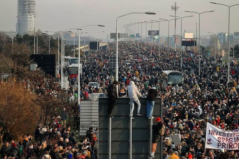 Fotografija blokiranog Beograda proglašena je “najmoćnijim” prikazom jučerašnjih protesta