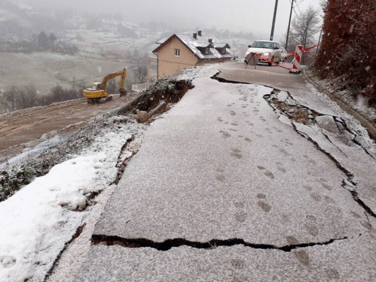 Nepropisno vršio radove pa pokrenuo klizište, stanovnici bh. naselja ostali bez vode i puta