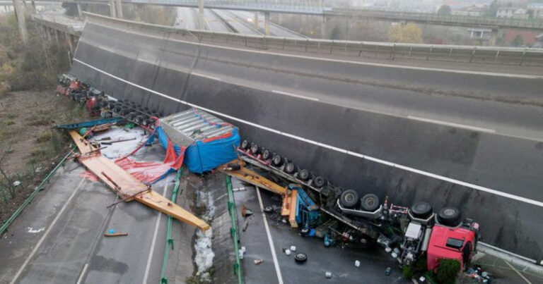 Urušio se most na autoputu, poginulo najmanje četvero ljudi