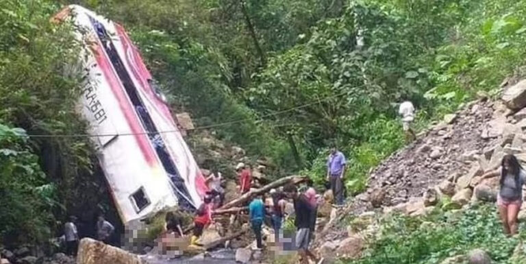 Autobus probio barijeru i pao u rijeku, poginulo najmanje 12 osoba