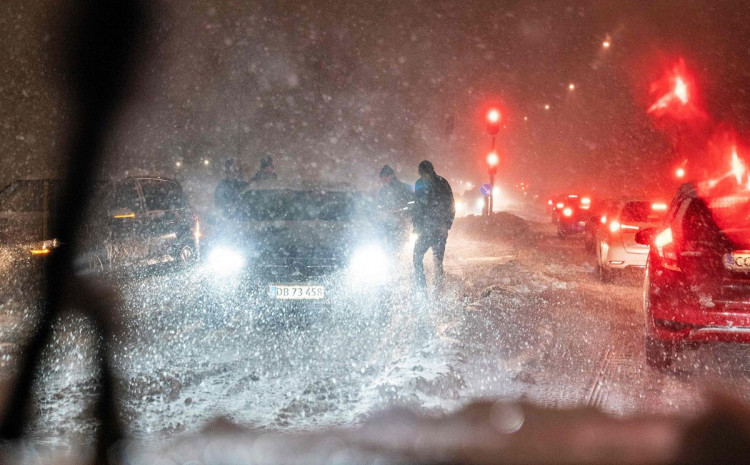 Kupci prenoćili u prodavnici namještaja zbog snježne oluje