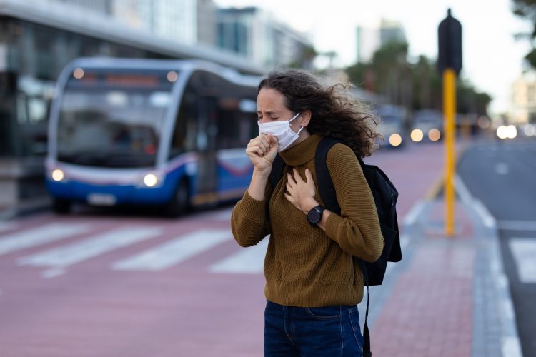 Kako liječiti kašalj ako se zarazite koronom i smijete li koristiti antibiotike?