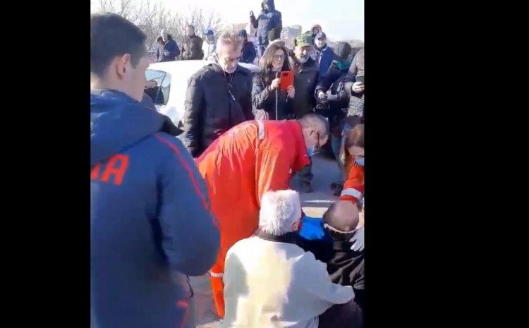 U Šapcu vozač automobilom pokušao proći vozilom kroz demonstrante