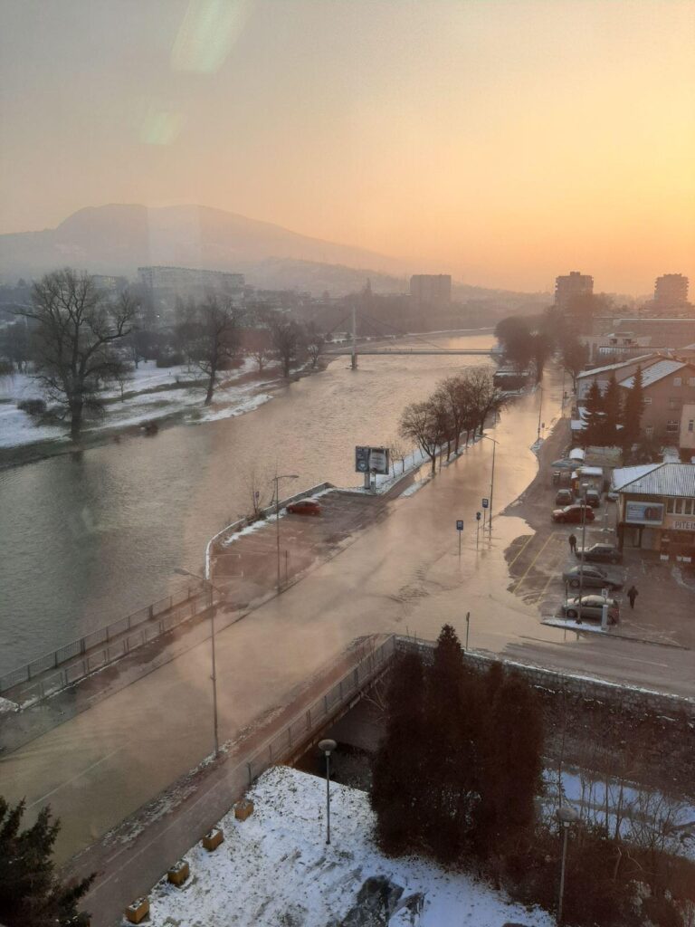 Pukla cijev u centru Zenice, cesta pretvorena u ledenu površinu