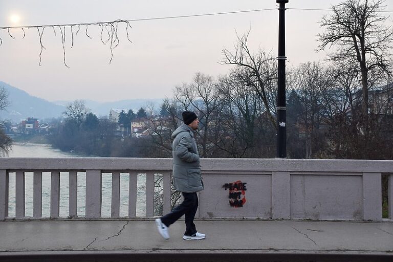 Banja Luka: Crtež ratnog zločinca Ratka Mladića precrtan riječima “Mir, a ne rat”