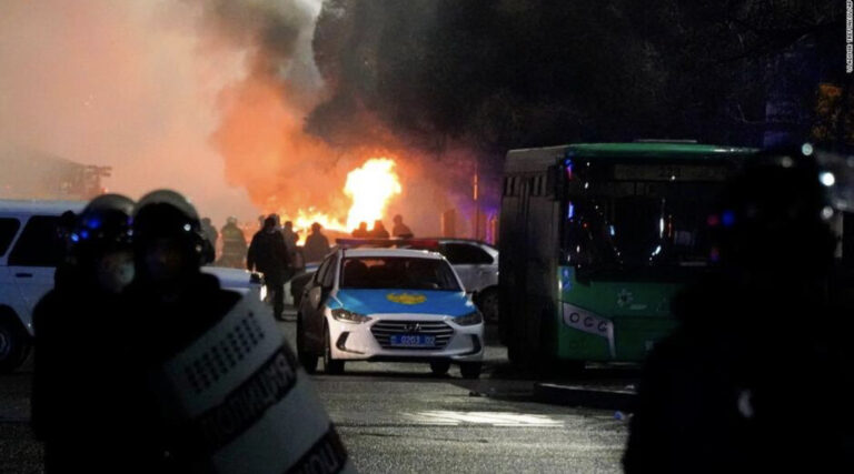 Veliki protesti zbog povećanja cijena goriva, kompletna vlada dala ostavku