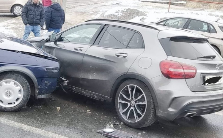 Saobraćajna nesreća u BiH: “Dvojkom” se zabio u Mercedesa