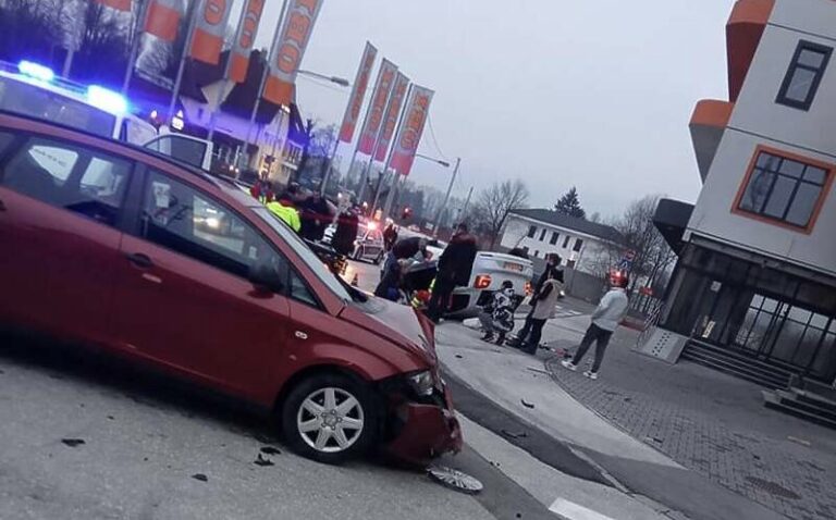 Dvije osoba povrijeđene u saobraćajnoj nesreći, jedno vozilo završilo na krovu