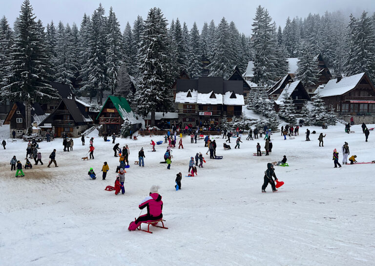 Zimska idila na Vlašiću: Sve vrvi od posjetitelja bh. ljepotice (FOTO)