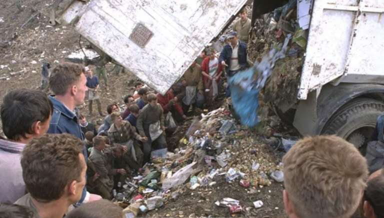 Srebreničke priče o jednoj fotografiji: “UNPROFOR-ci snimali dok su se žena i djeca borili za komade hrane iz njihovog smeća”