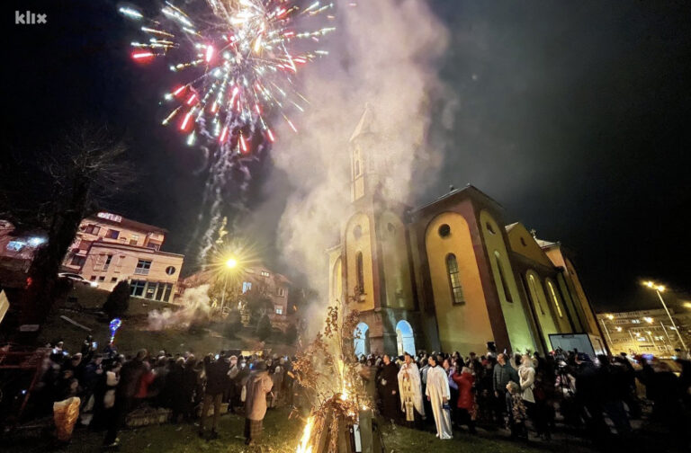 Badnjak i vatromet najavili Božić u Zenici: Večernja liturgija s porukama mira