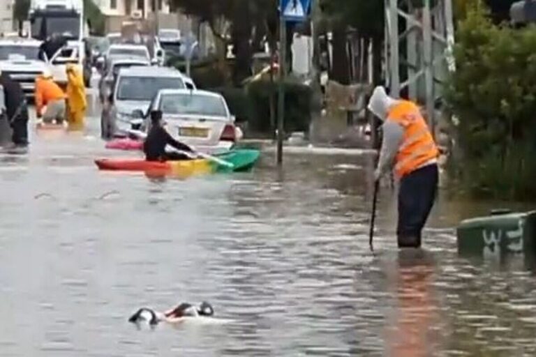 Velike poplave pogodile Izrael: Gradovi odsječeni, mještani ulicama plove kajakom