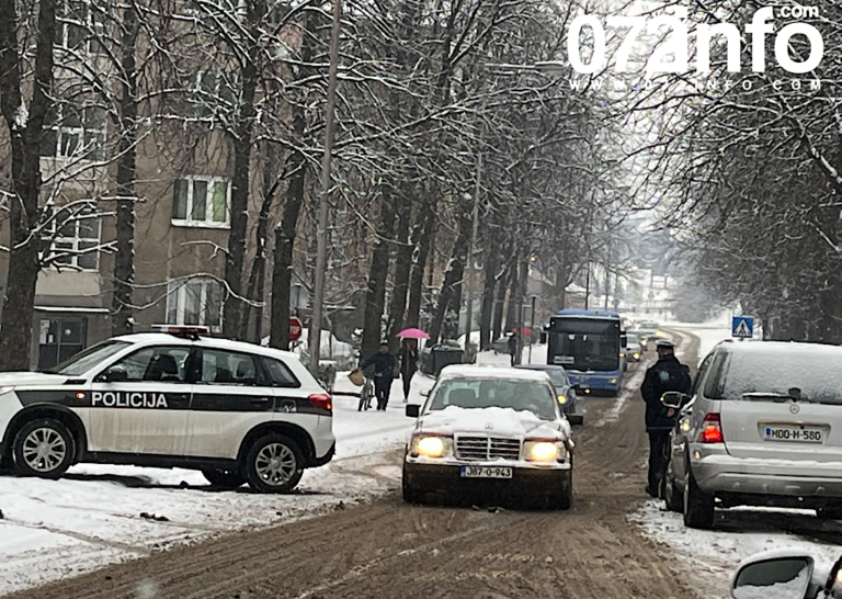 ZENICA: Sudar Mercedesa i patrole ispred policijske stanice