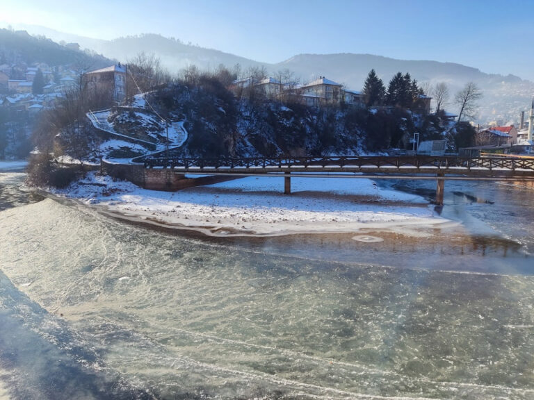 U Sarajevu osvanulo ledeno jutro: Miljacka zaledila na Bentbaši