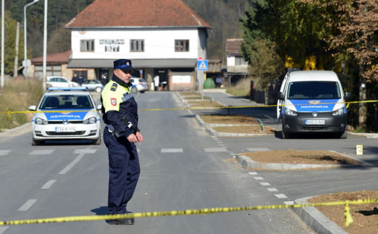 Prijetio majci, polupao stakla na prozorima, nožem nasrtao na policiju i oštetio dva vozila