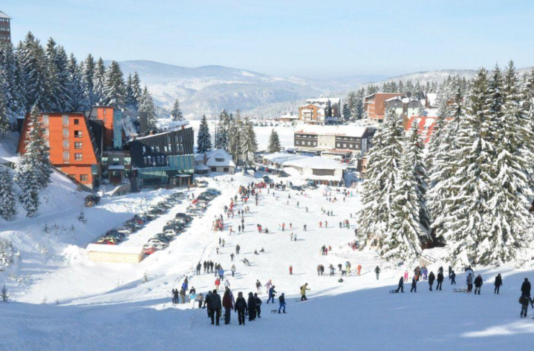 Vlašić je planina koja ima dušu i ponudu za svačiji džep: Kolone turista svakodnevno stižu na plato Babanovca, jer tamo se nalazi pravi mali planinski grad