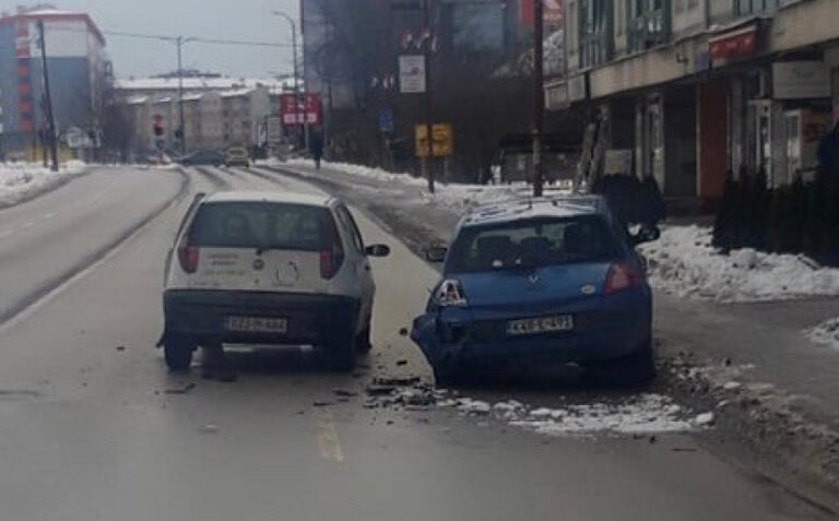 Saobraćajna nesreća u BiH: Beba bila sama u automobilu 