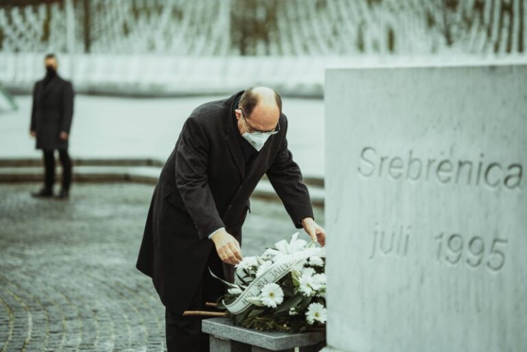 Schmidt u Srebrenici: Ne smijemo dozvoliti da sjećanje na žrtve izblijedi, da ga se okalja ili negira