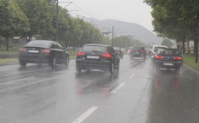 Na putevima BiH saobraća se po mokrom kolovozu, na ovom prevoju pada snijeg