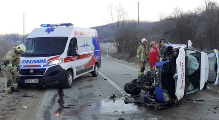 Teška saobraćajna nezgoda u BiH, vozilo se prevrnulo