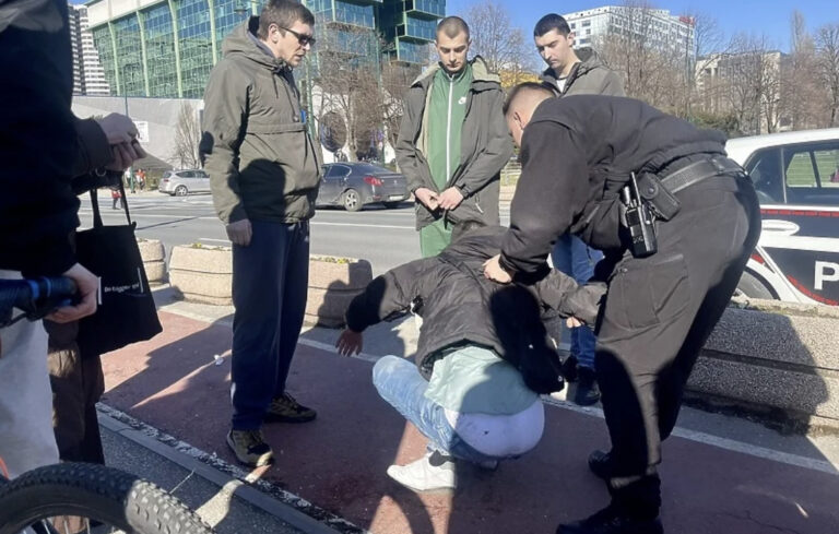 Muškarac na ulici napao dvije žene, savladali ga prolaznici 