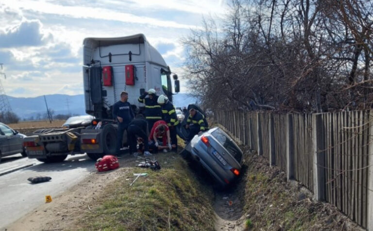 TEŠKA NEAREĆA U BIH: Sudarili se kamion i automobil, BMW završio u kanalu 