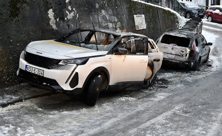 Potpuno izgorjela dva automobila u bh. gradu