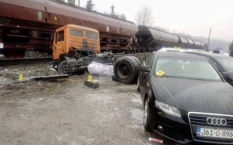 Vozač kamiona se zabio u voz, uništeni i automobili na parkingu