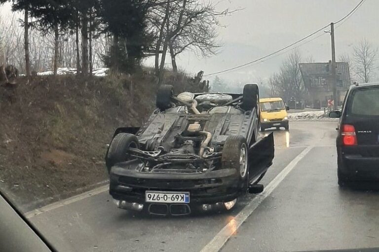 Saobraćajna nesreća kod Viteza, BMW završio na krovu 