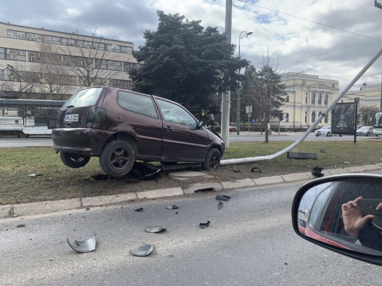 Vozač automobila se zabio u semafor i oborio ga