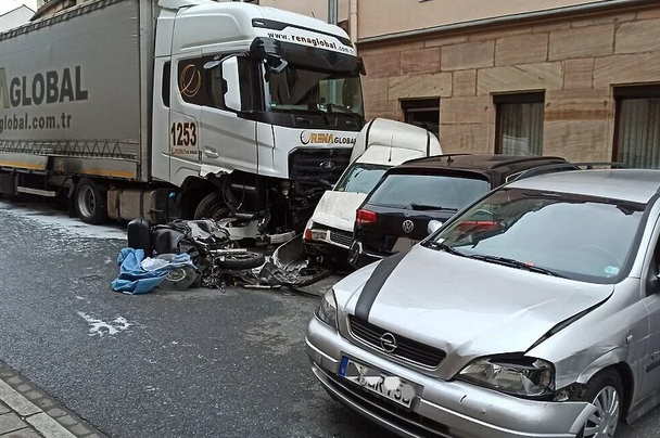 Pijani vozač kamiona udario 34 automobila, uzrokovao požar koji je zahvatio zgradu