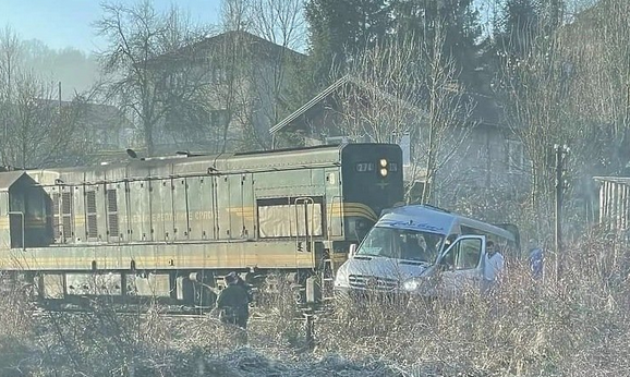 NESREĆA U BIH: Sudarili se voz i minibus, jedna osoba povrijeđena