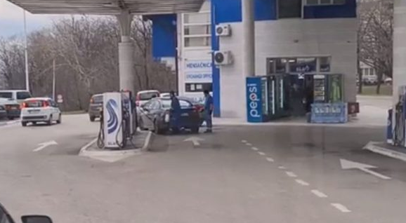 Pogledajte kako radnici pumpe kradu gorivo vozaču BMW-a